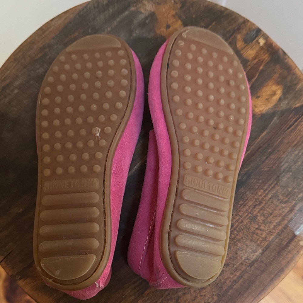 Minnetonka Kids Moccasins in Pink and White - Picture 4 of 4
